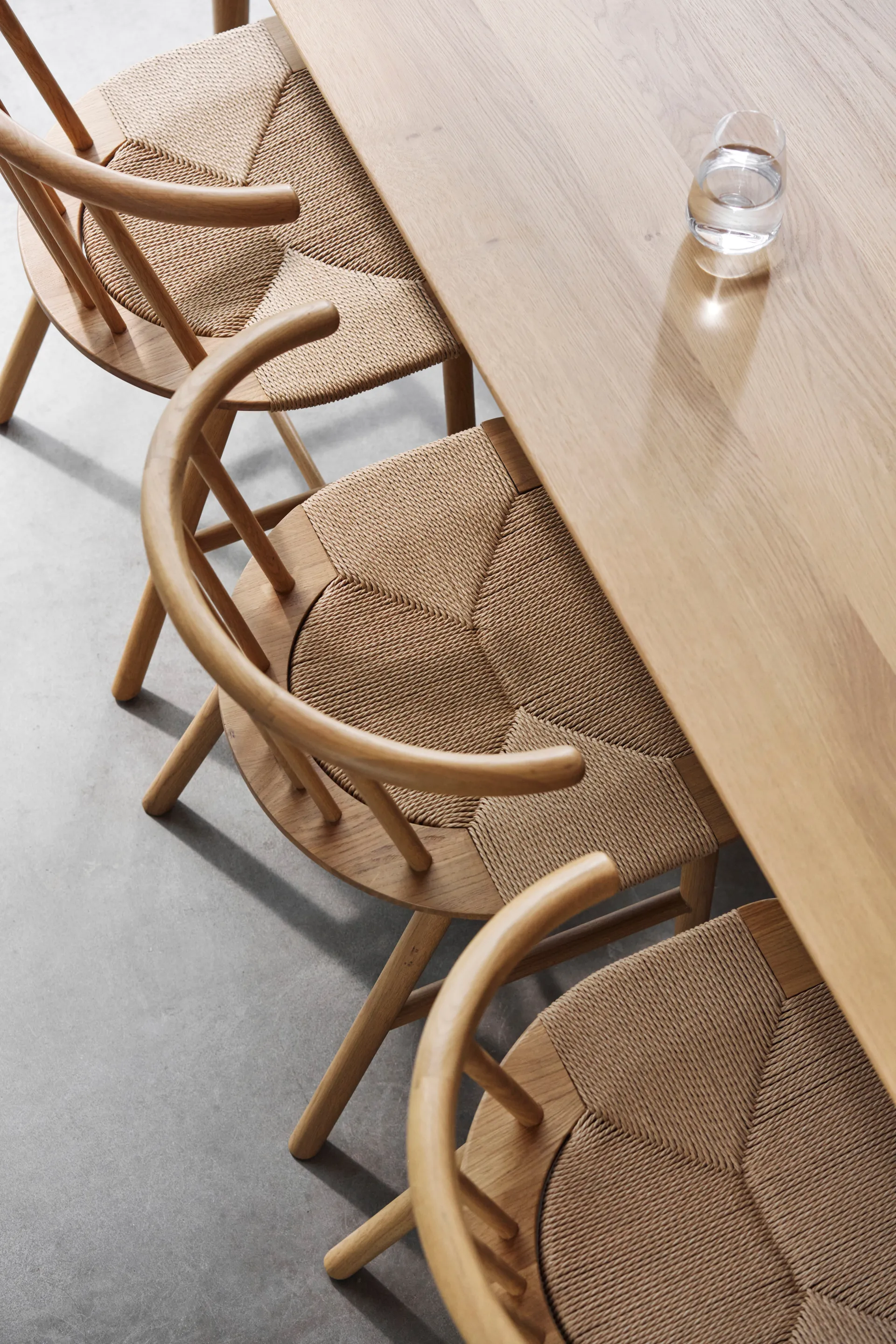 VIOR dining table 200 cm + chair 6‑pack – Lacquered oak‑natural NJRD