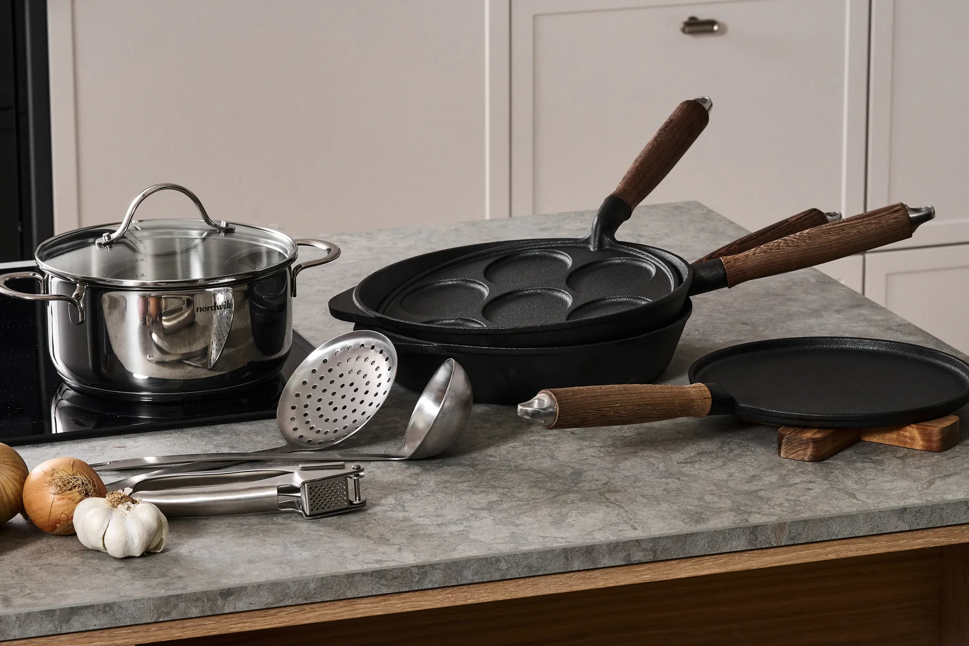 Nordwik cast iron frying pan with wooden handle, 28 cm Nordwik