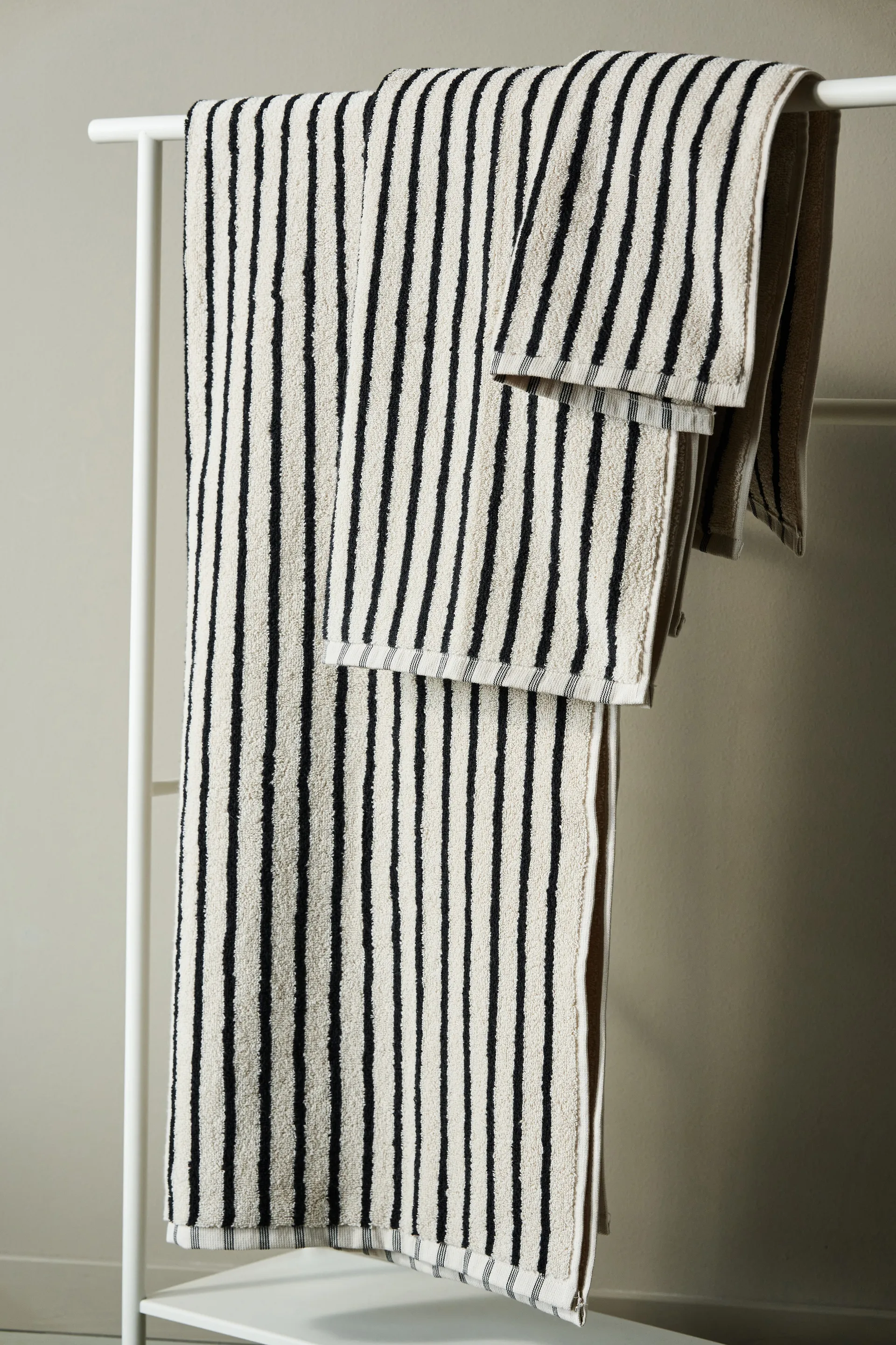 Drift bath towel 70x140 cm, White-black Scandi Living