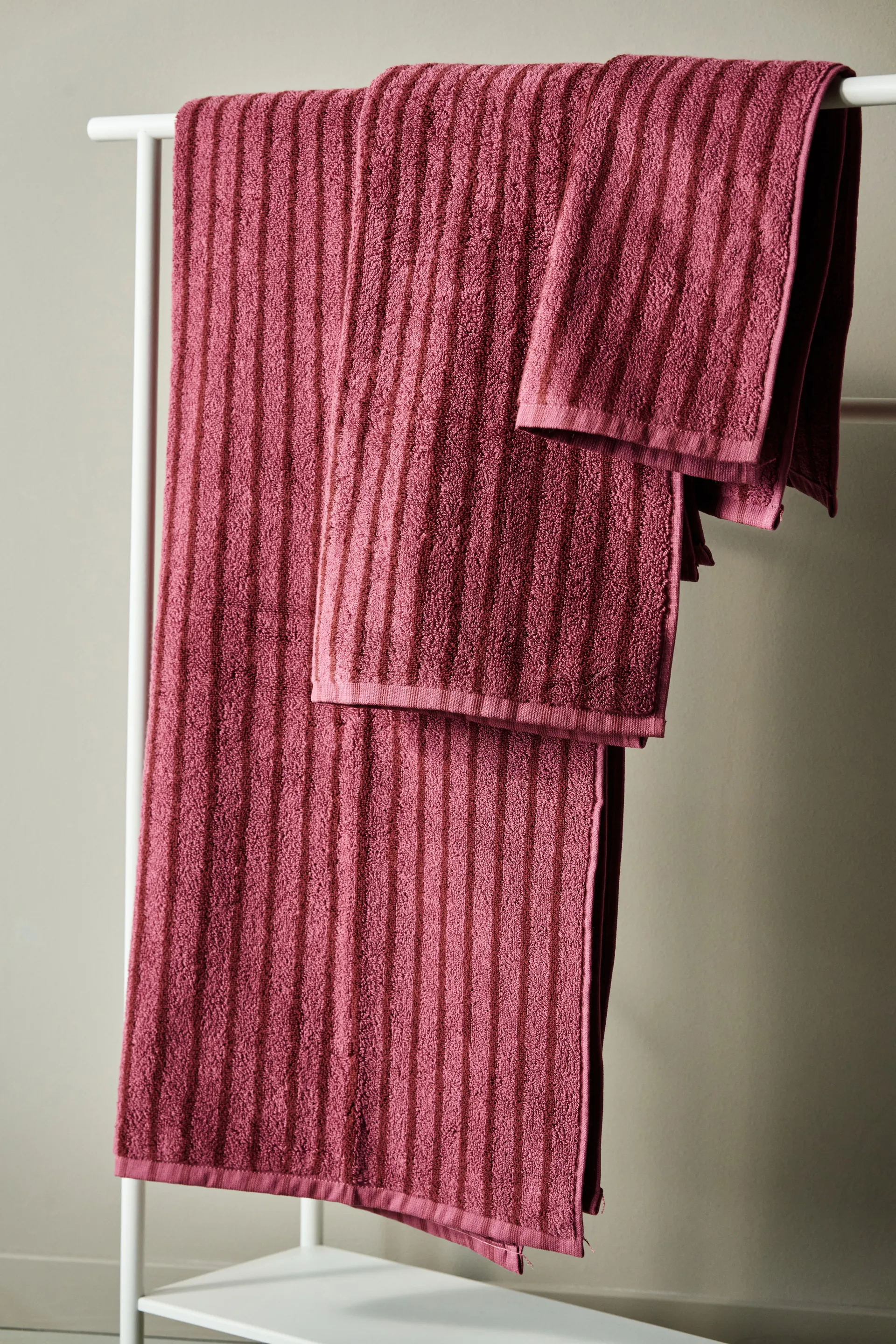 Drift towel 50x70 cm, Pink-red Scandi Living