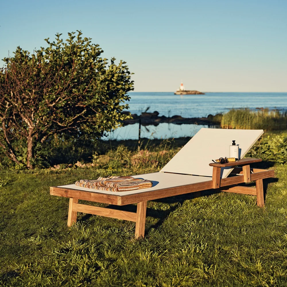 Djurö sun bed, Batyline white, teak Skargaarden