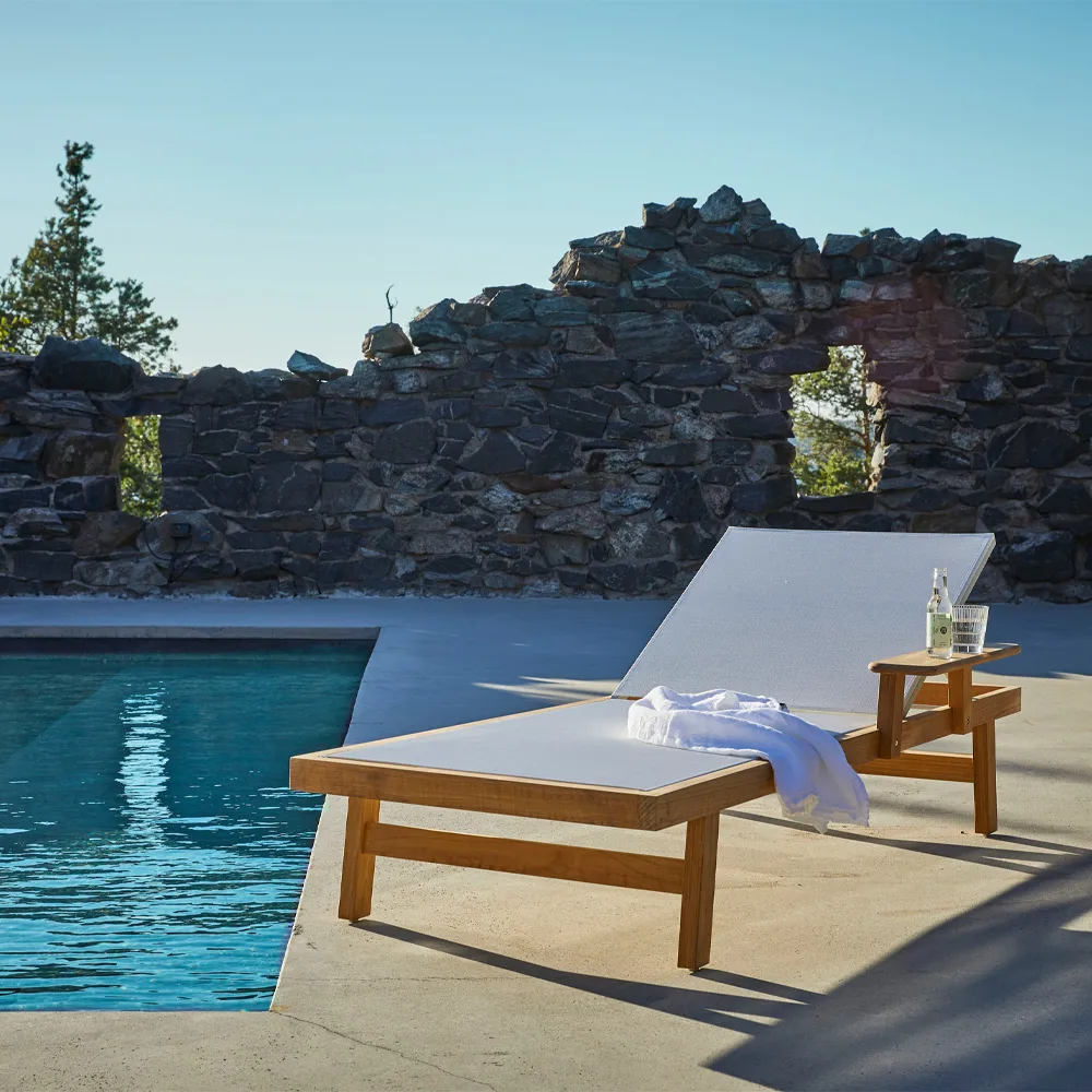 Djurö sun bed, Batyline white, teak Skargaarden