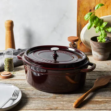 Staub La Cocotte oval cast iron pot 5.5 L - Grenadine red - STAUB