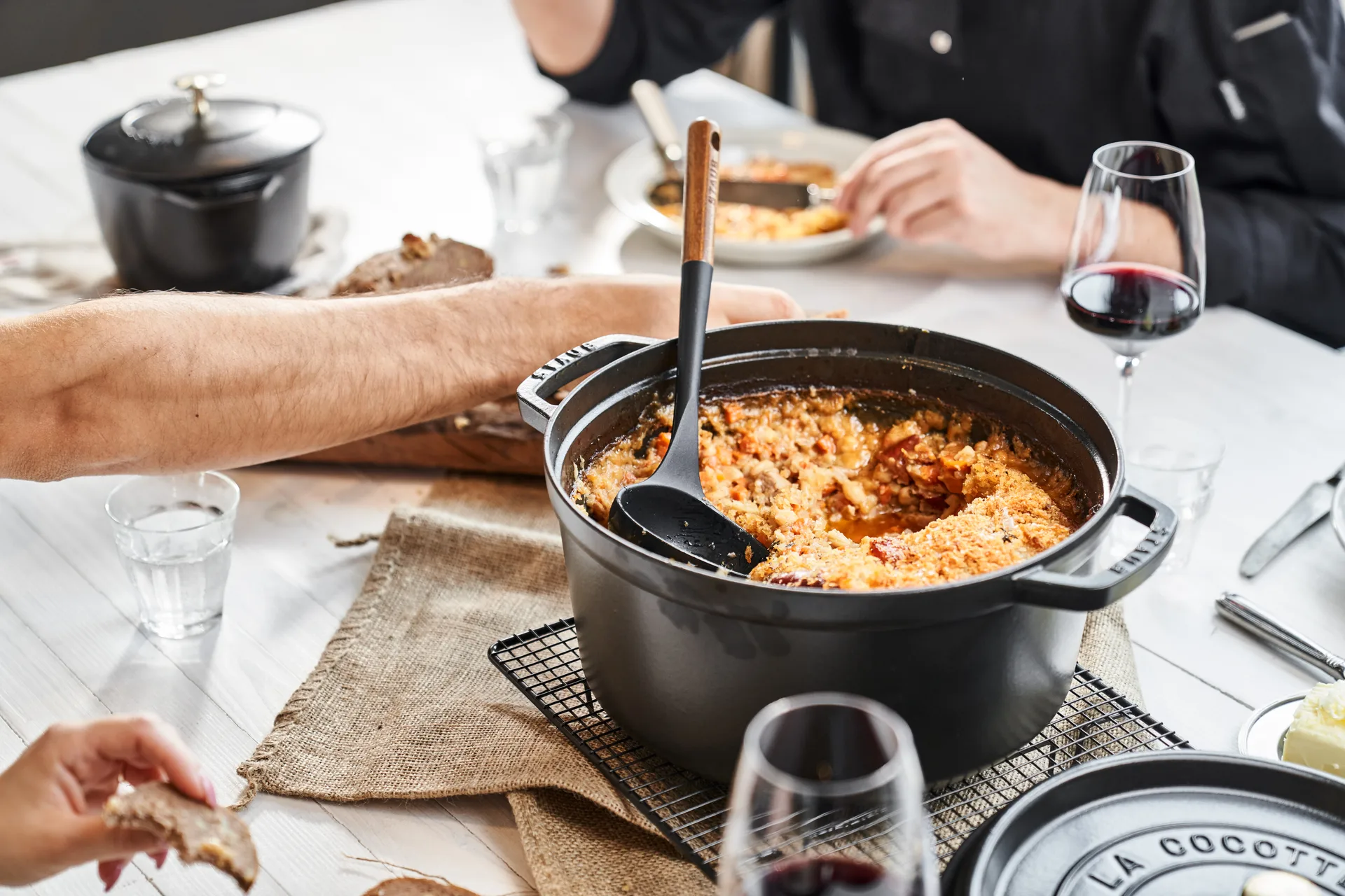 Staub La Cocotte round casserole cast iron 8.4 L, Black STAUB