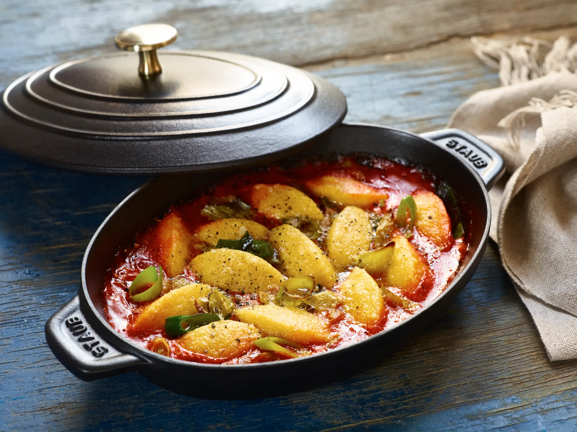 Staub oval cast iron baking dish with lid 23 cm, Black STAUB