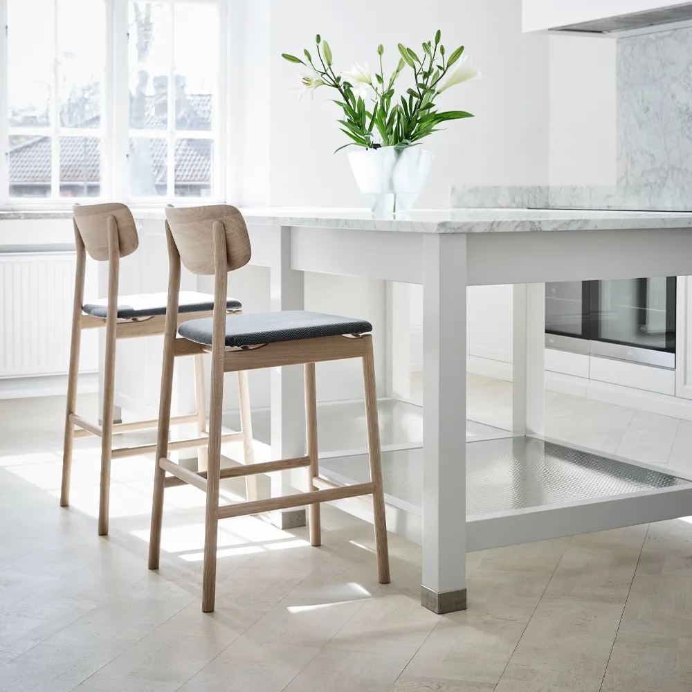Prima Vista bar stool, Fabric blues 9833 black. natural oil oak stand Stolab