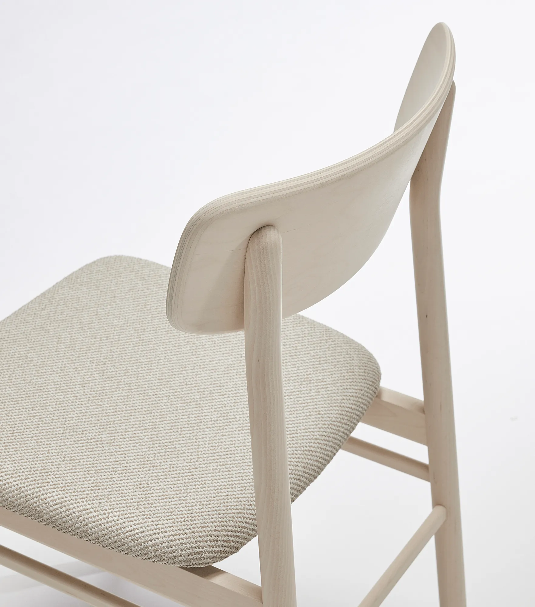 Prima Vista chair birch light matte finish, Textile Atto Driftwood V3576/01 grey Stolab