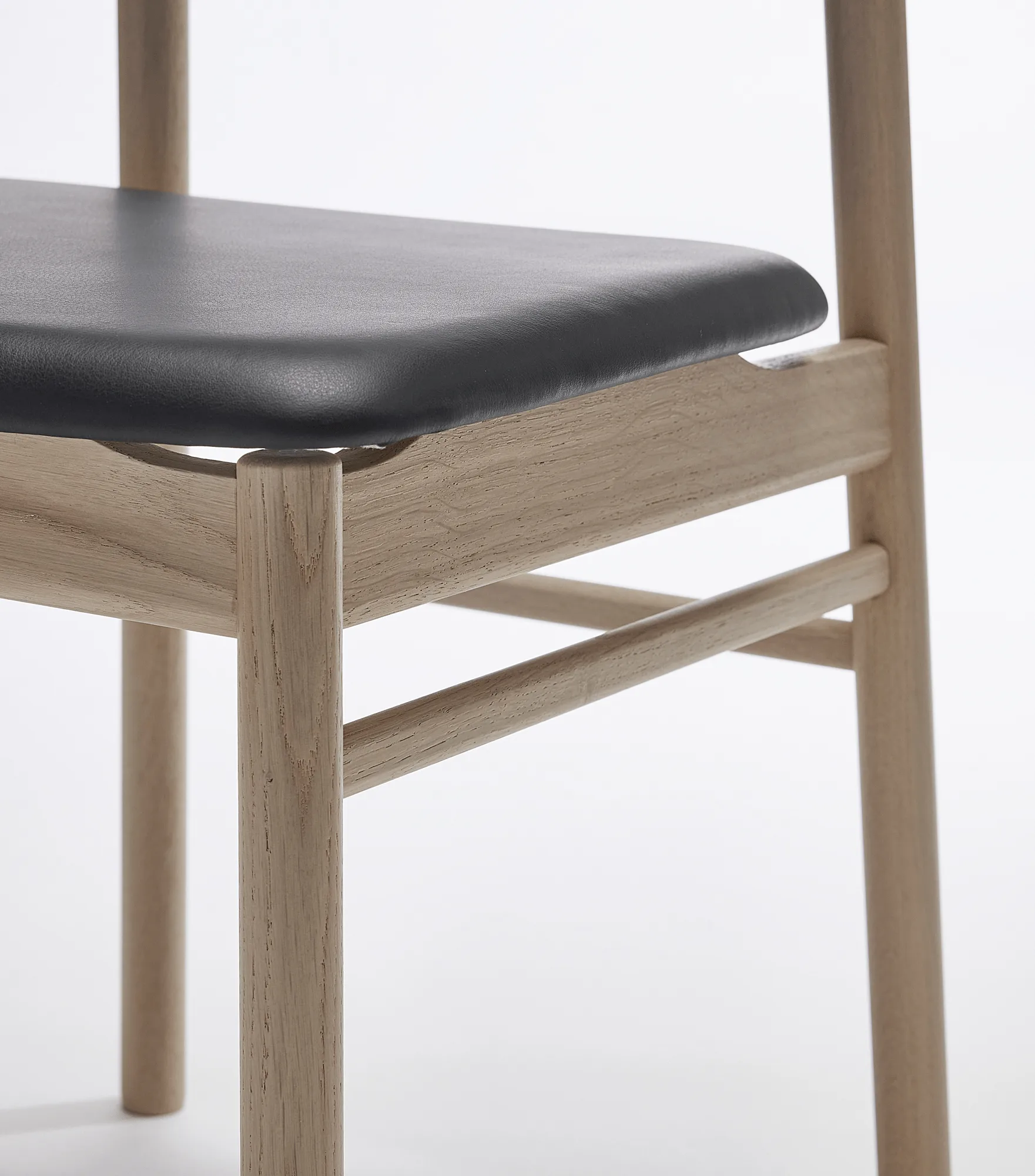 Prima Vista chair white-oiled oak, Leather Elmosoft 99001 black Stolab