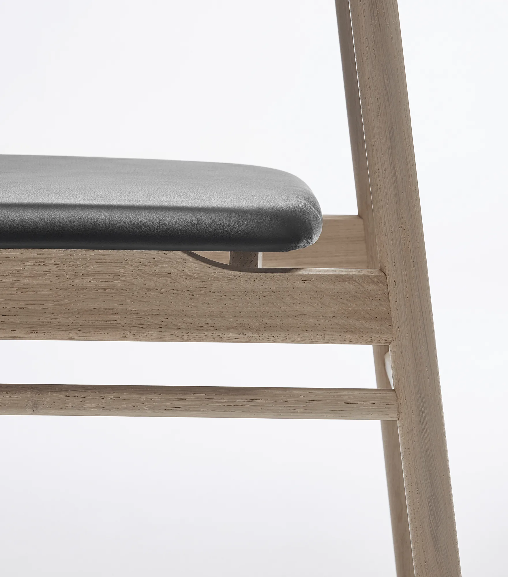 Prima Vista chair white-oiled oak, Leather Elmosoft 99001 black Stolab
