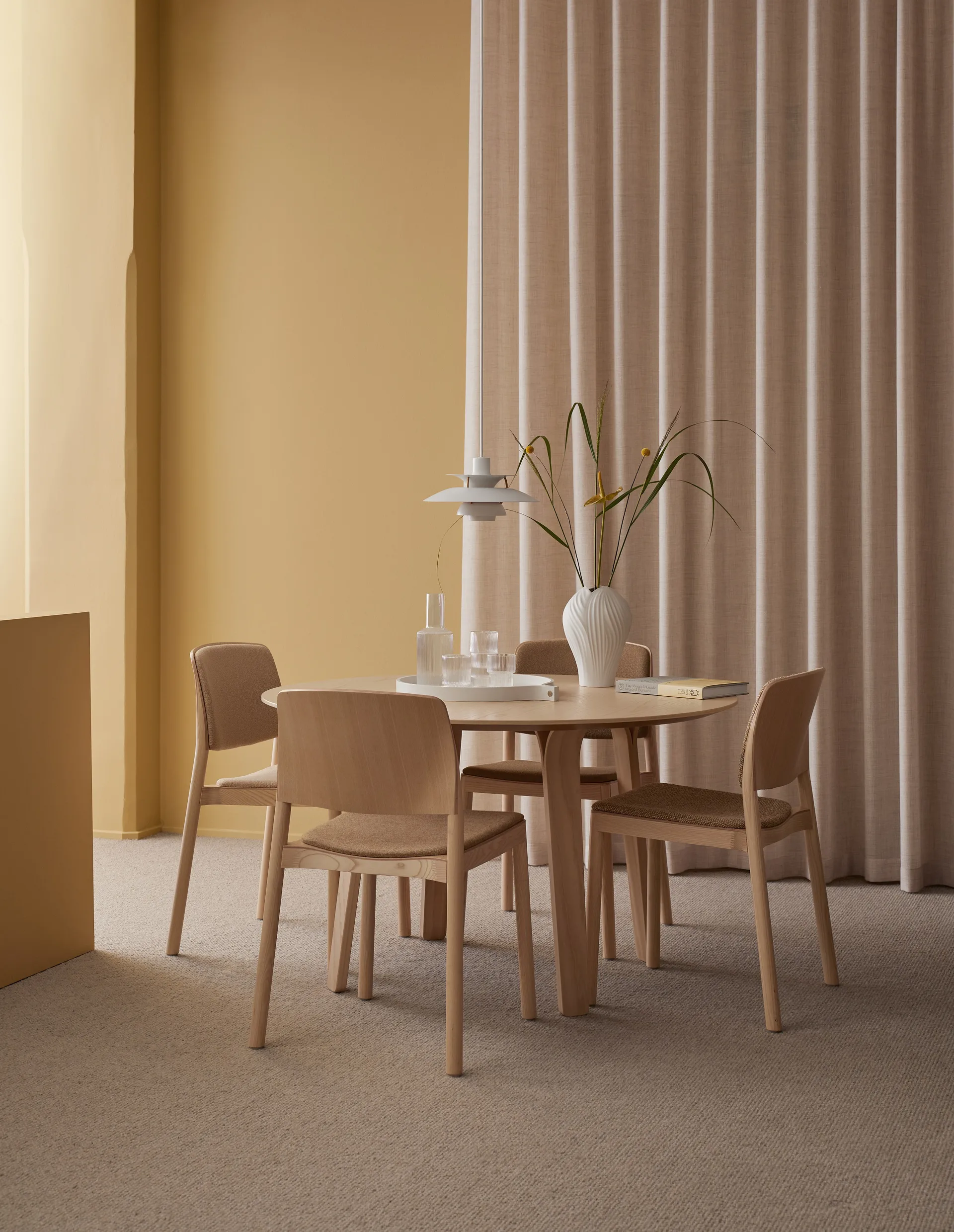 Divido table Ø120 cm, Ash laquered Swedese
