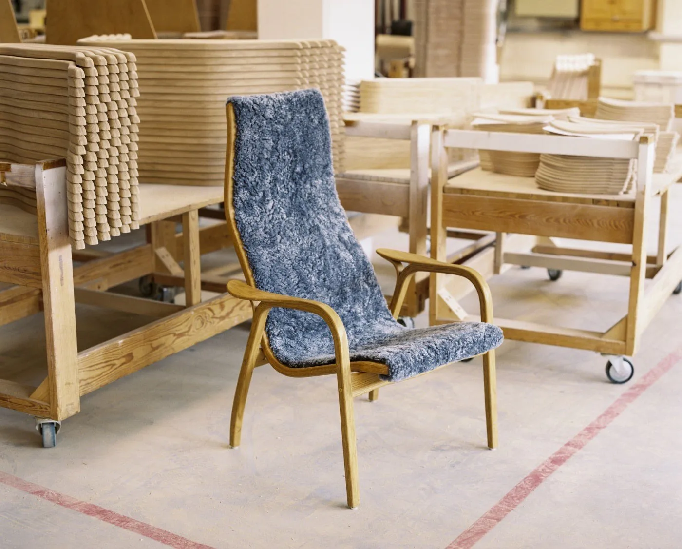 Lamino arm chair laquered beech/sheep skin, Moonlight (beige) Swedese