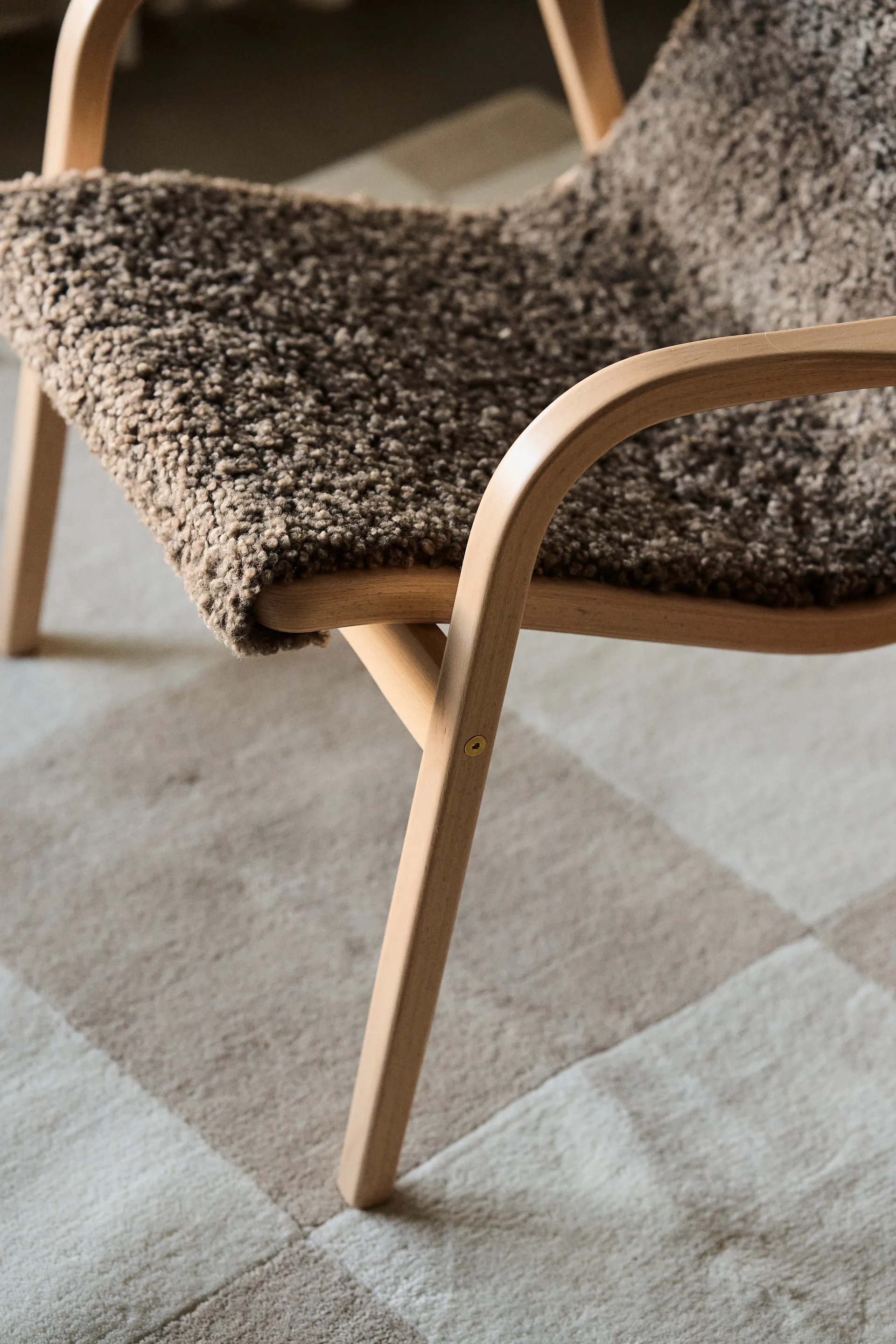 Lamino arm chair laquered beech/sheep skin, Sahara (nougat brown) Swedese