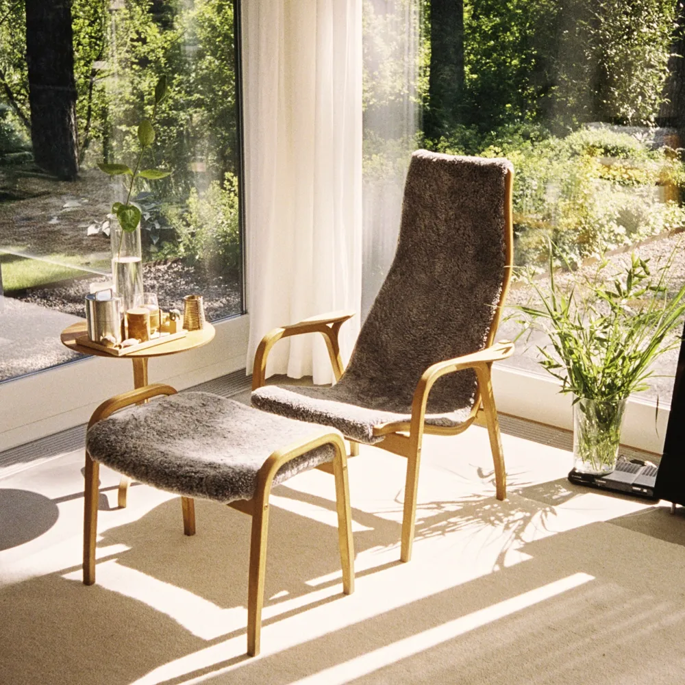 Lamino footstool, Sheepskin charcoal, natural lacquered walnut Swedese