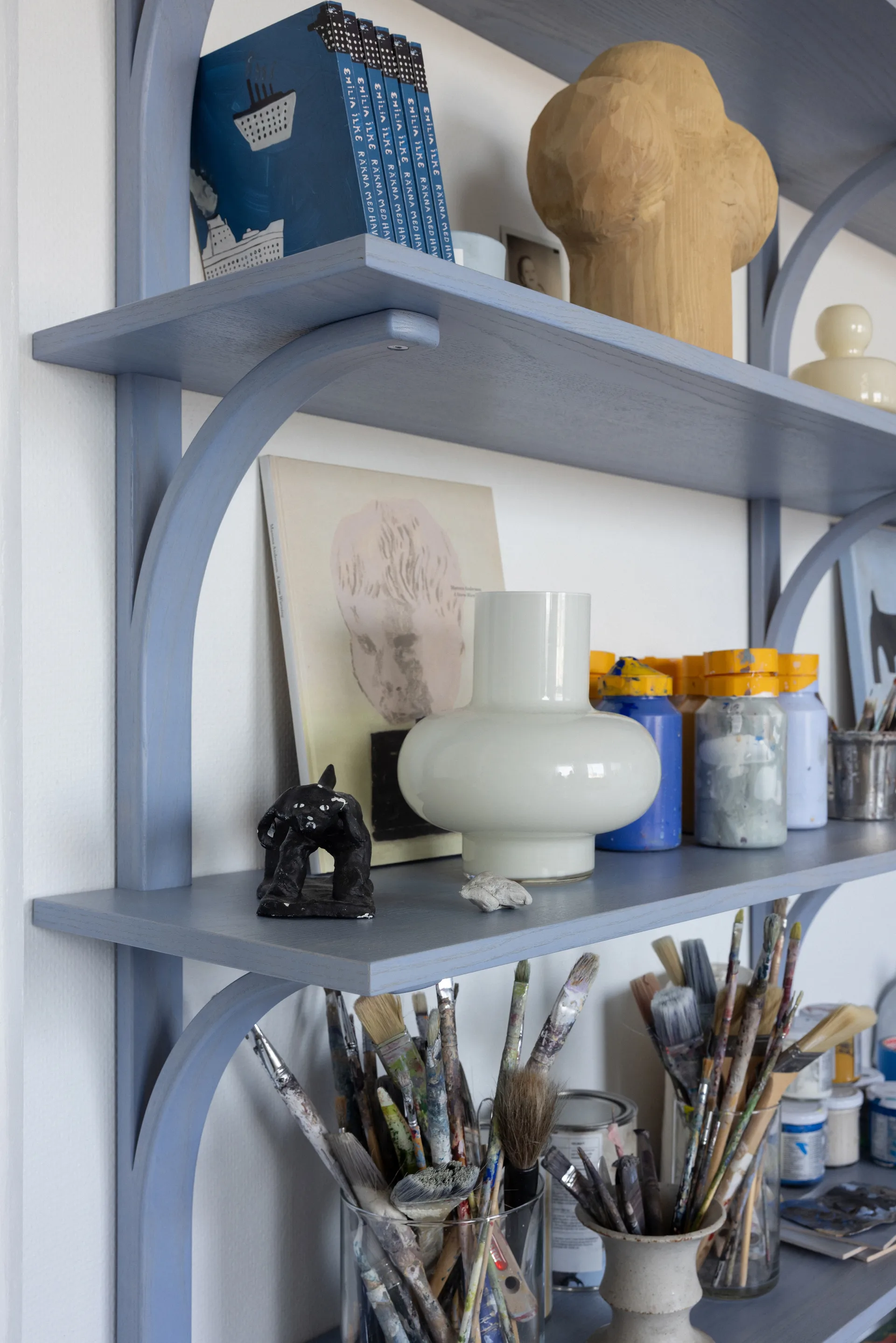 Levi shelf, Lacquered oak-brass, 2 shelves, 90 cm Swedese