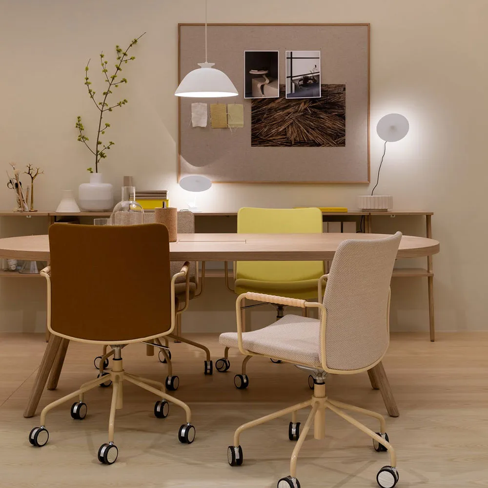 Stella office chair can be raised/lowered with tilt, Leather elmosoft 99999 black, chrome stand, flexible back Swedese