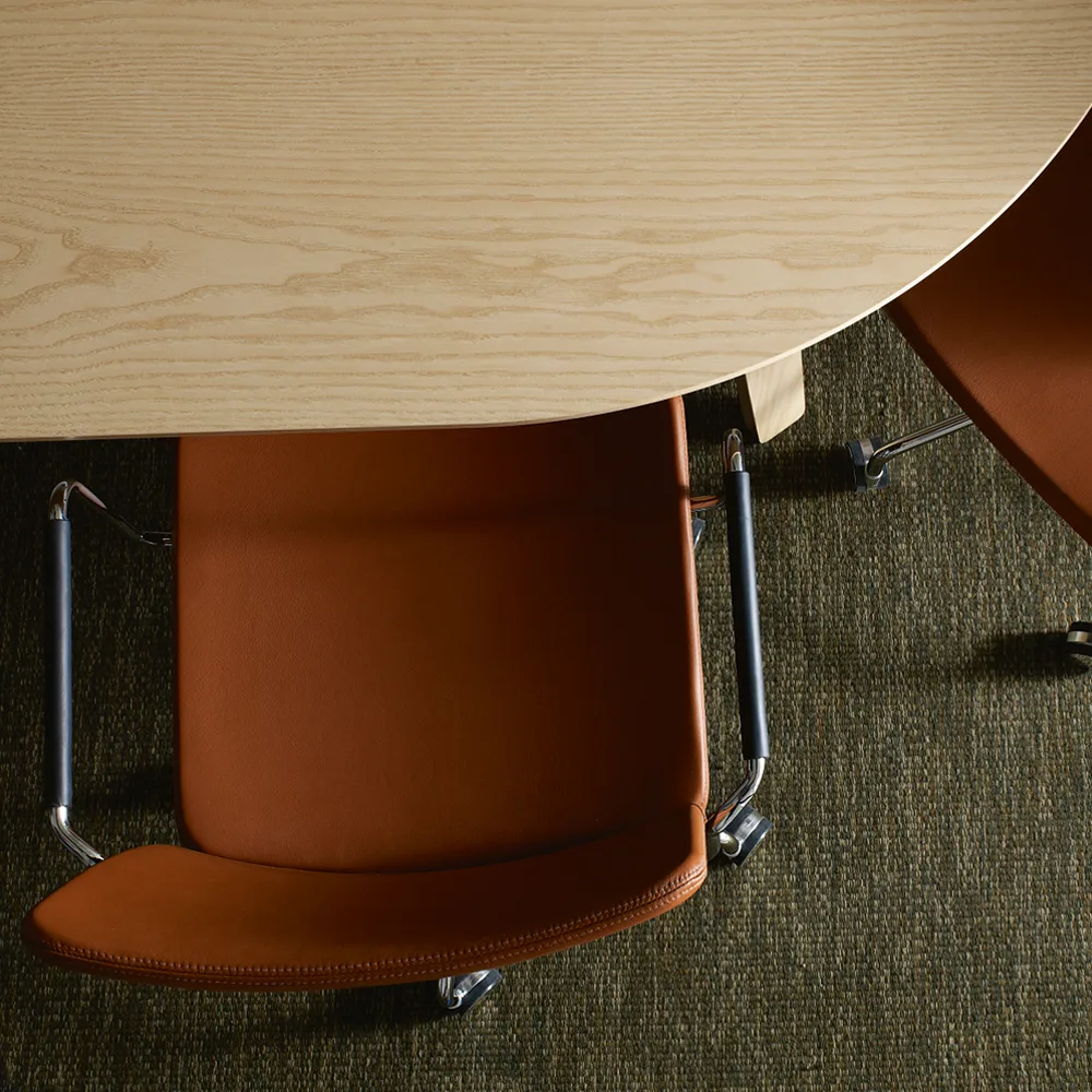Stella office chair can be raised/lowered with tilt, Leather elmosoft 99999 black, chrome stand, flexible back Swedese