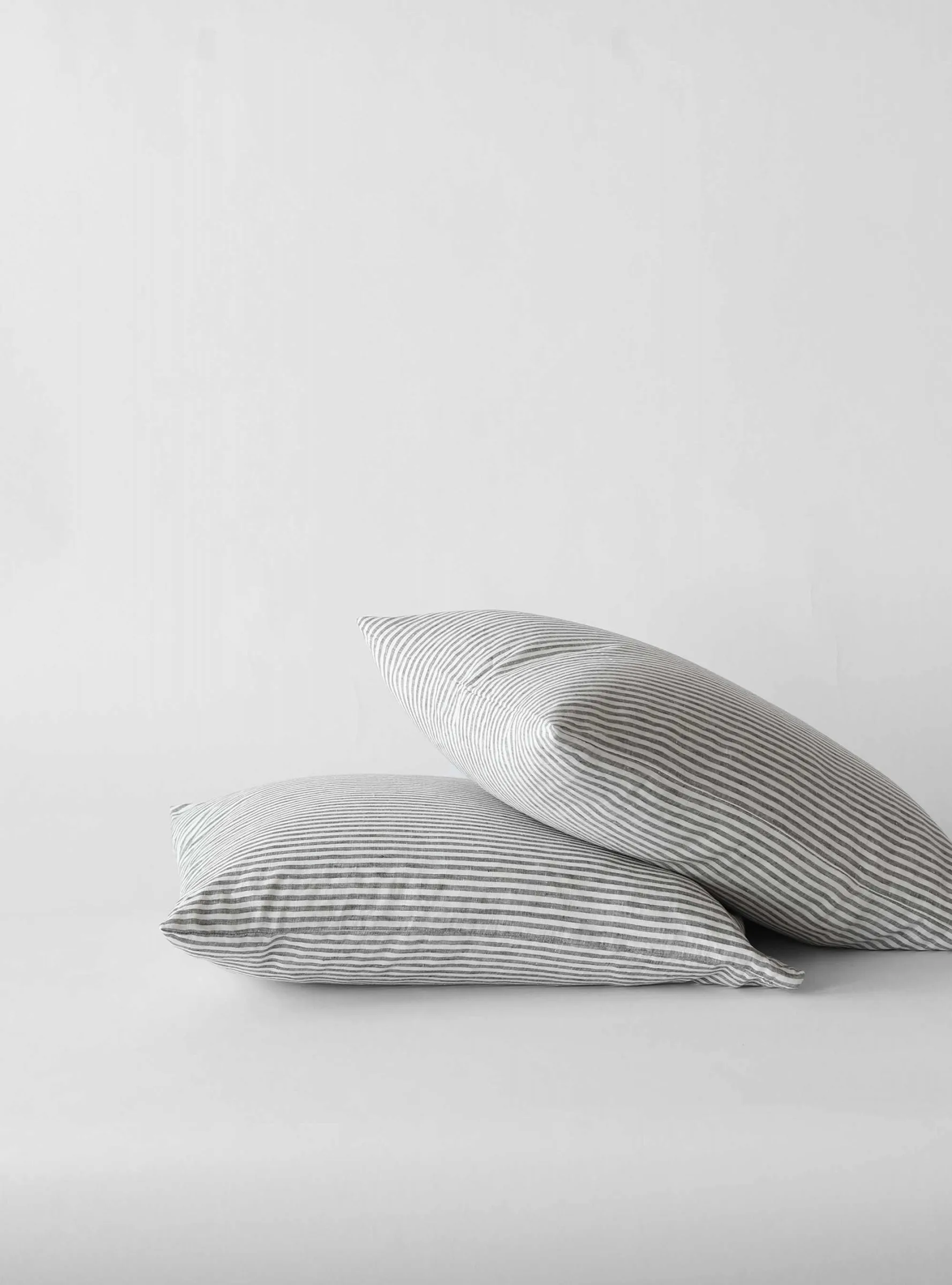 Stonewashed linen pillowcase 50x60 cm 2-pack, Grey-white Tell Me More