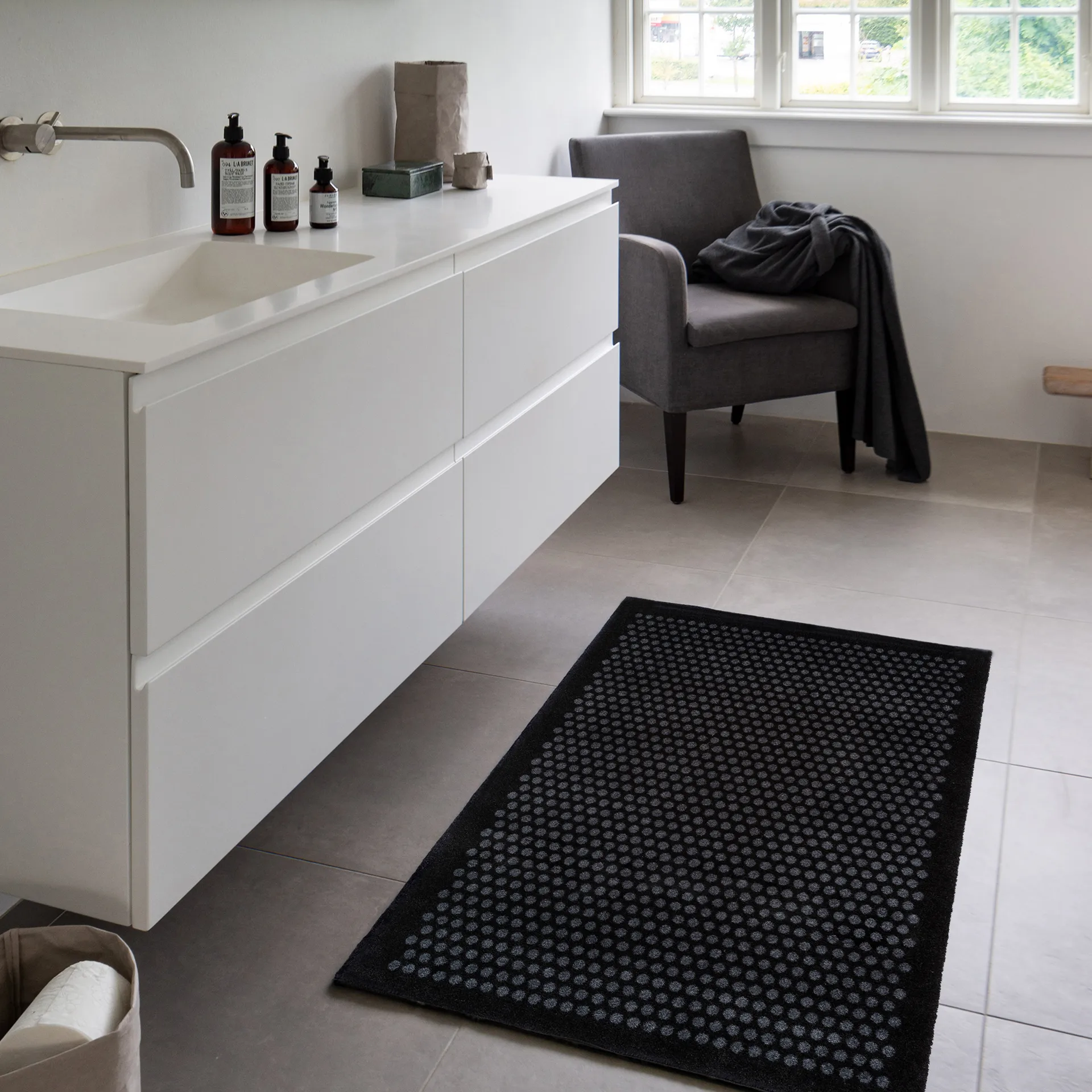 Dot hallway rug, Black. 90x130 cm tica copenhagen