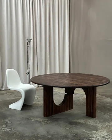 Sanders dining table Ø160 cm - Dark stained walnut - Tinted