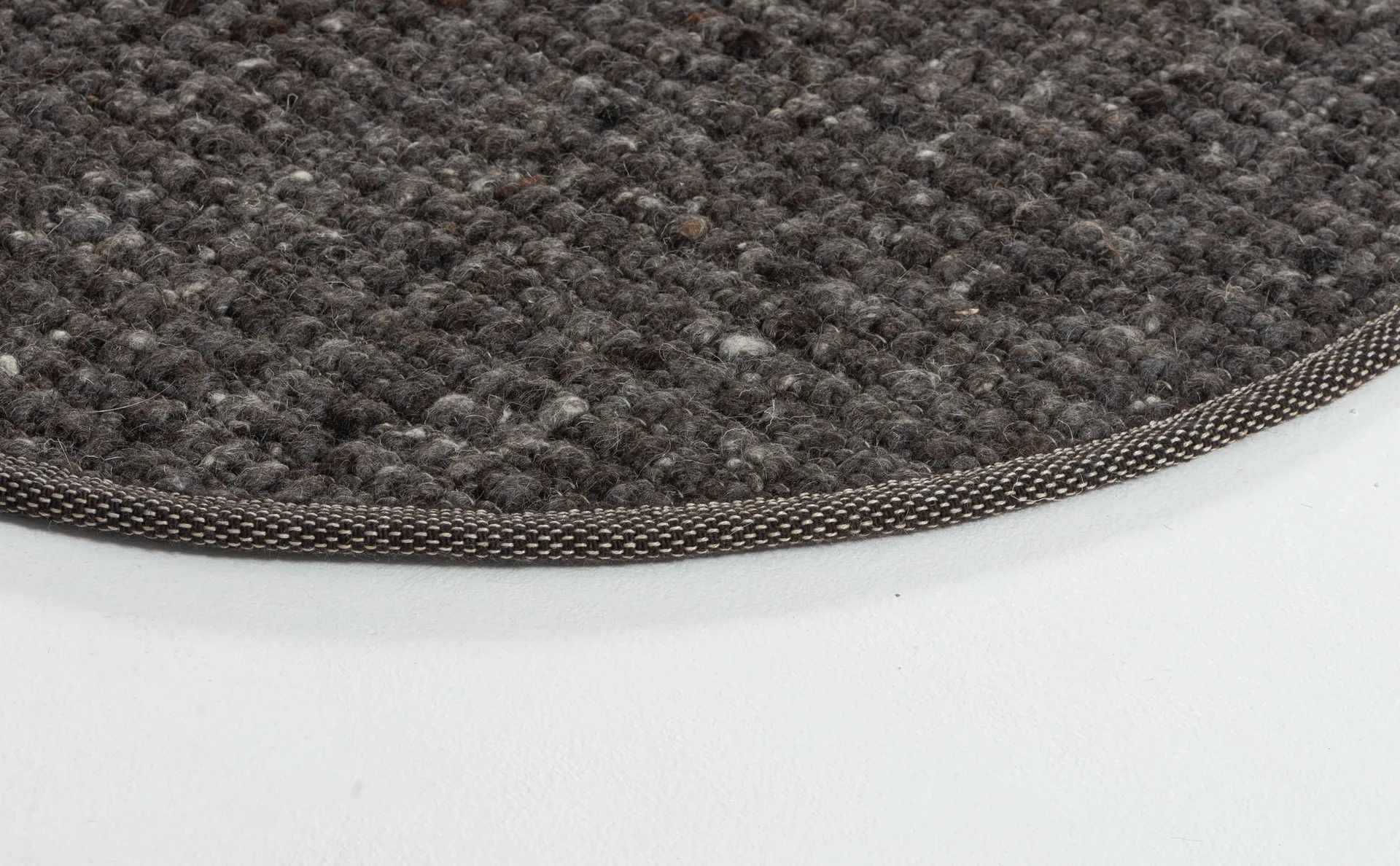 Greenland Swift round rug, Anthracite no. 83, Ø170 cm Tisca