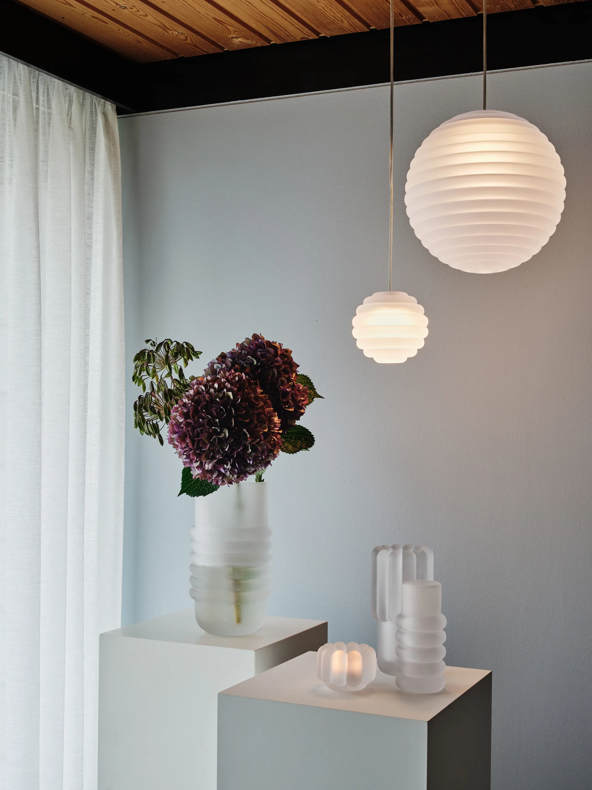 Press Sphere pendant LED Ø30 cm, Frosted Tom Dixon