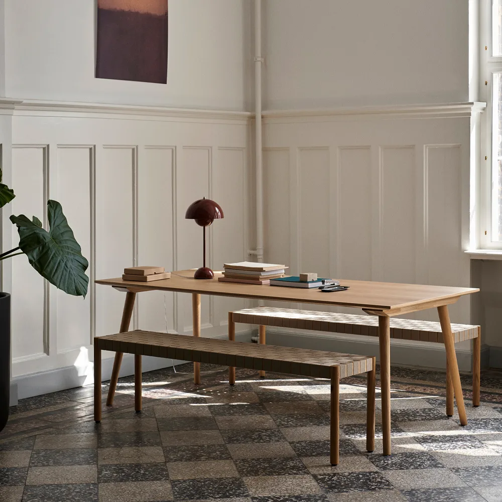Betty TK5 bench, Black. black flätad linnebandsseat &Tradition