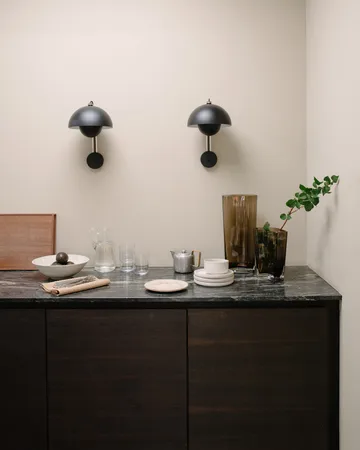 Flowerpot VP8 wall lamp - Matte black - &Tradition