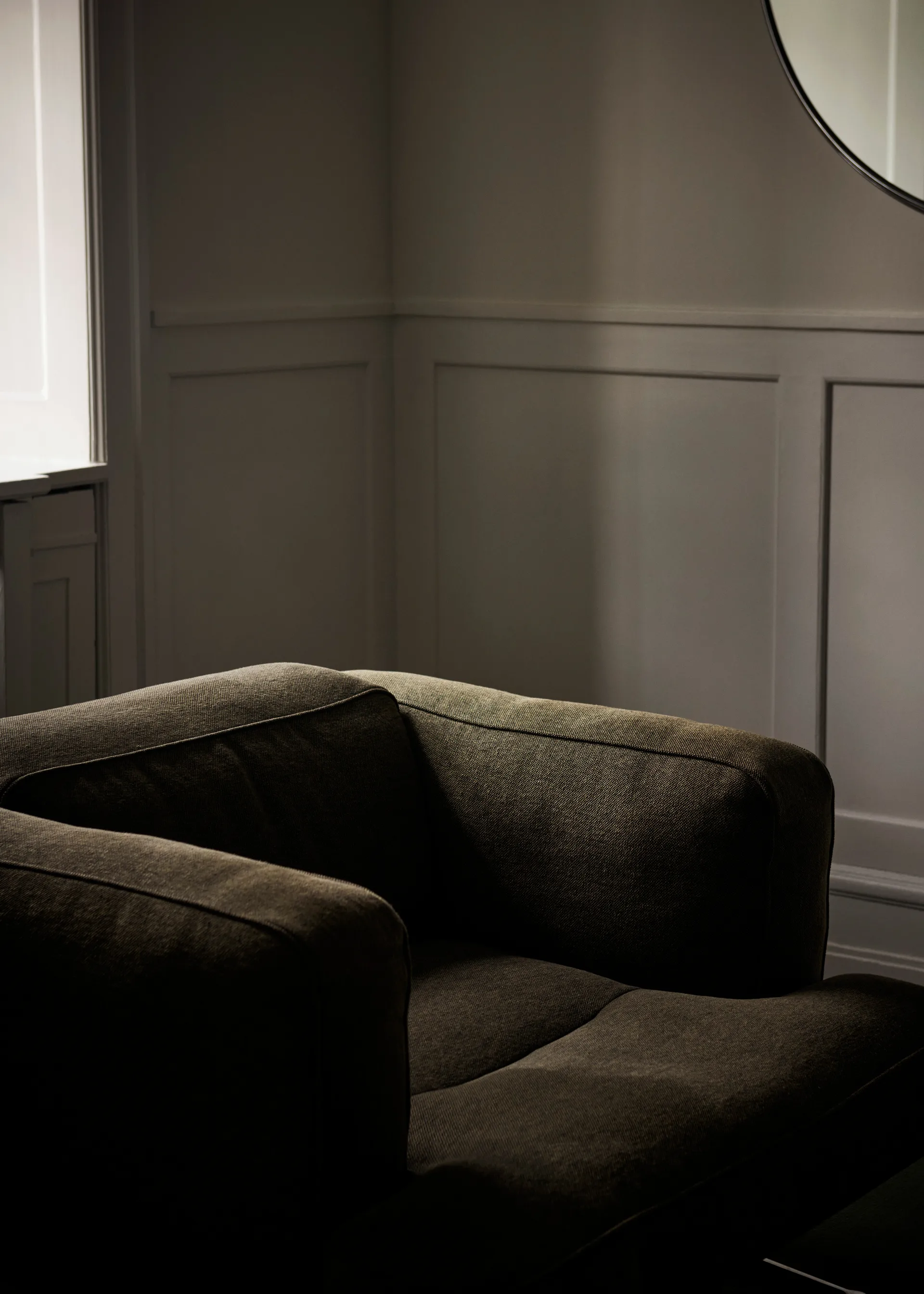 Inland AV21 armchair, Clay 0014-warm black &Tradition
