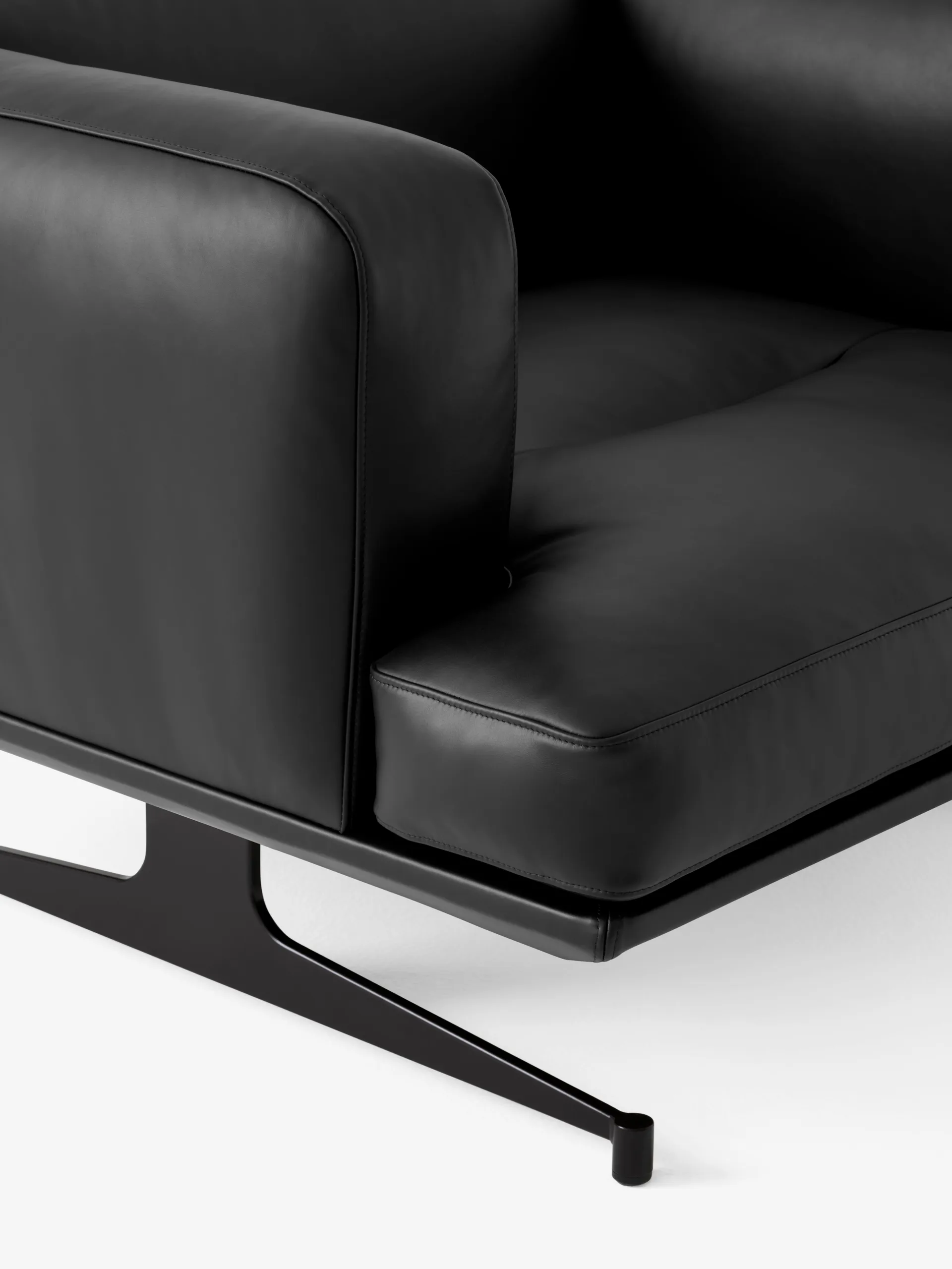 Inland AV21 armchair, Noble leather black-warm black &Tradition