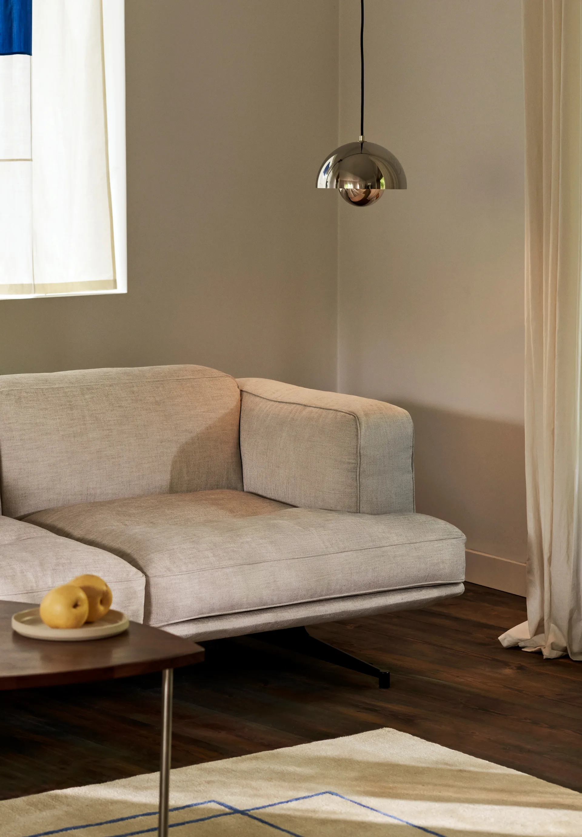 Inland AV22 sofa 2-seater, Clay 0011-warm black &Tradition