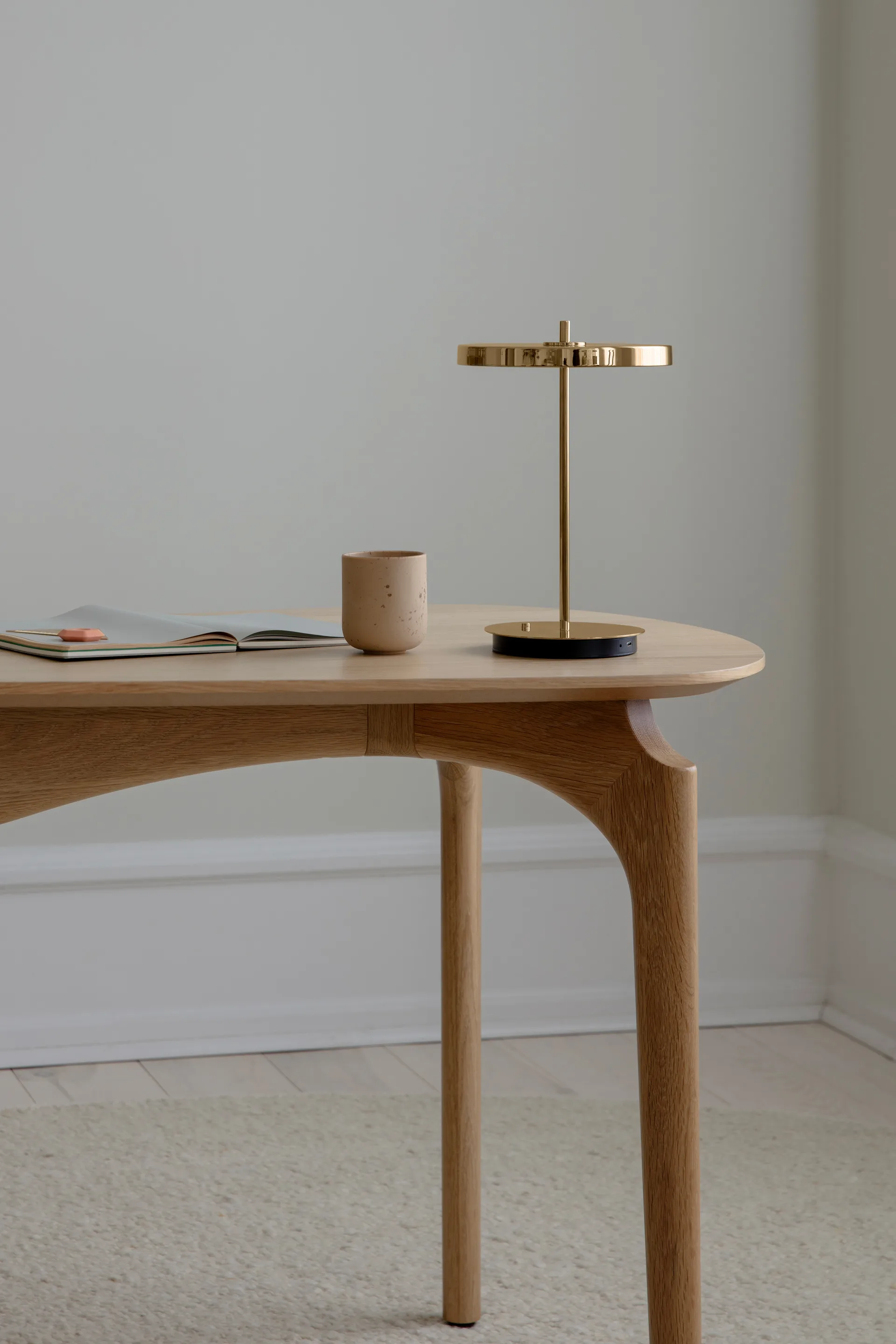 Asteria Move table lamp, Polished brass Umage