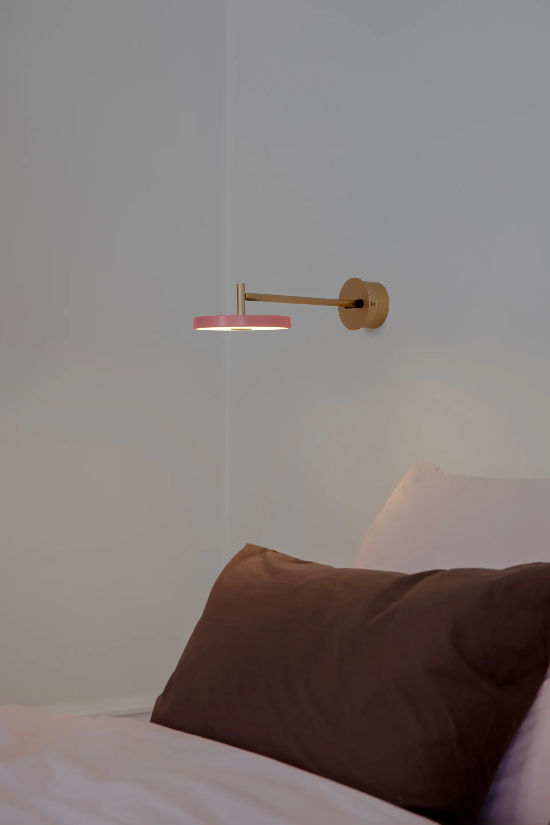 Asteria Wall wall lamp, Long, Nuance rose-brass Umage