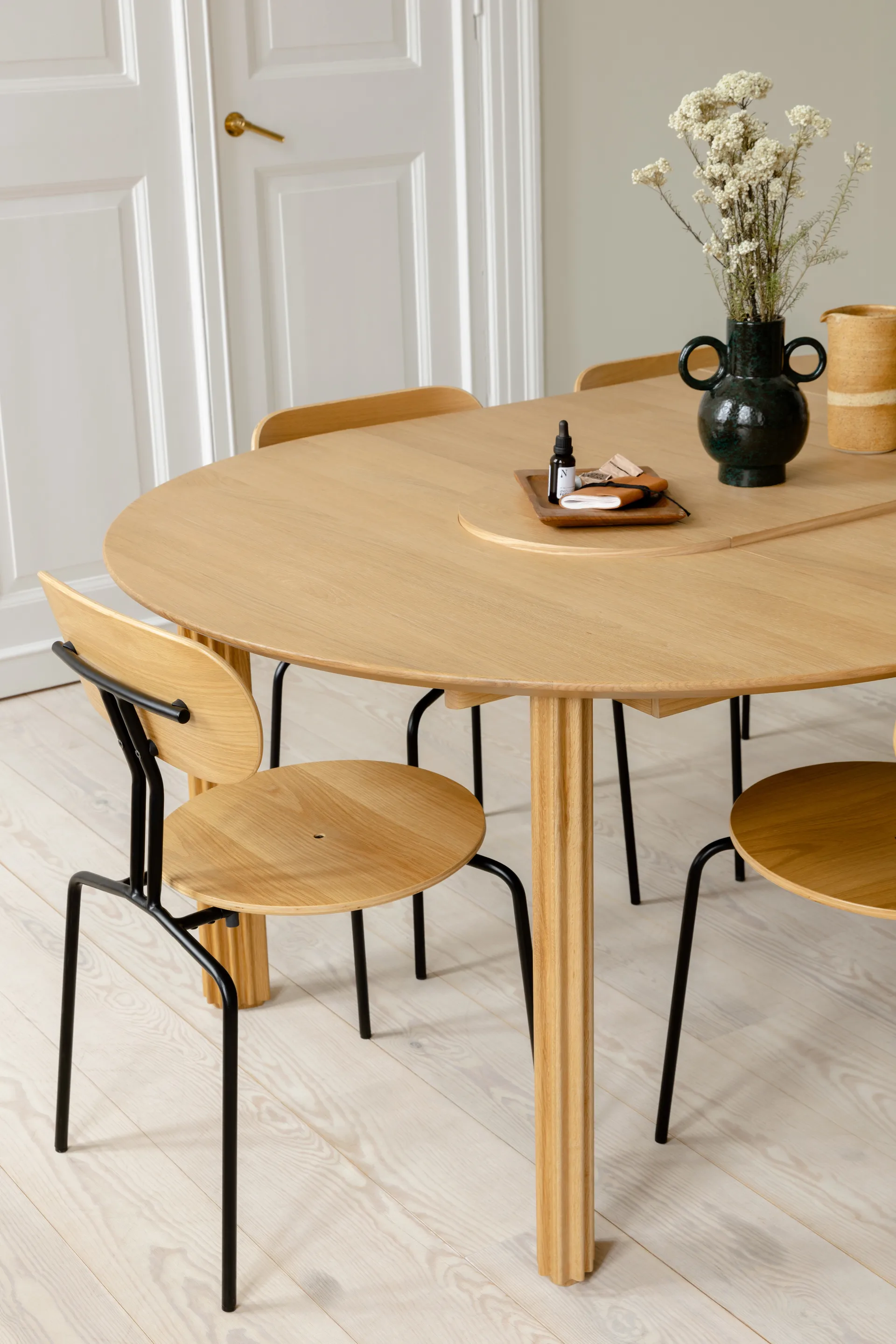Curious chair, Oak-black legs Umage