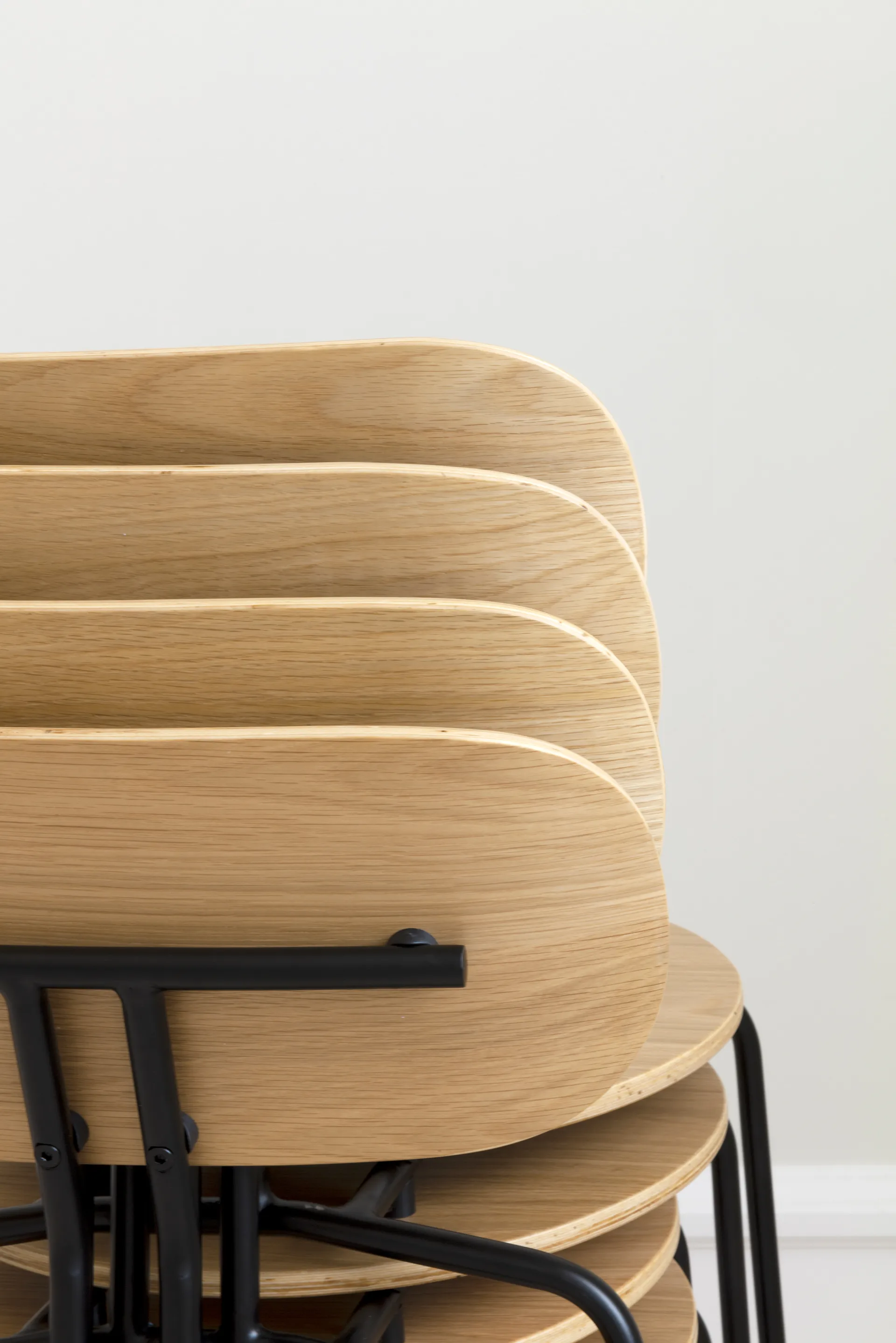 Curious chair, Oak-black legs Umage