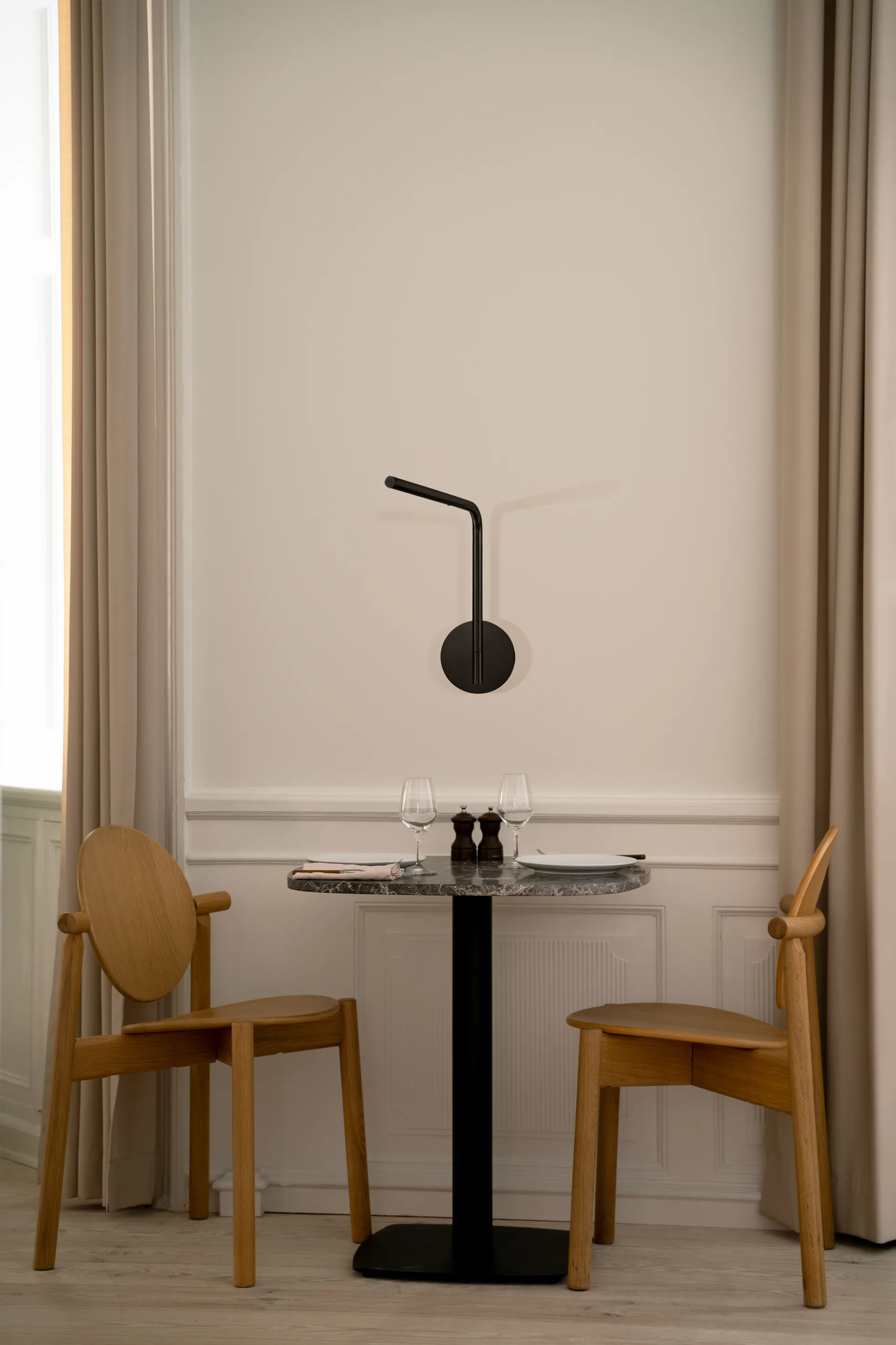 Omni Pivot wall lamp, Black Umage