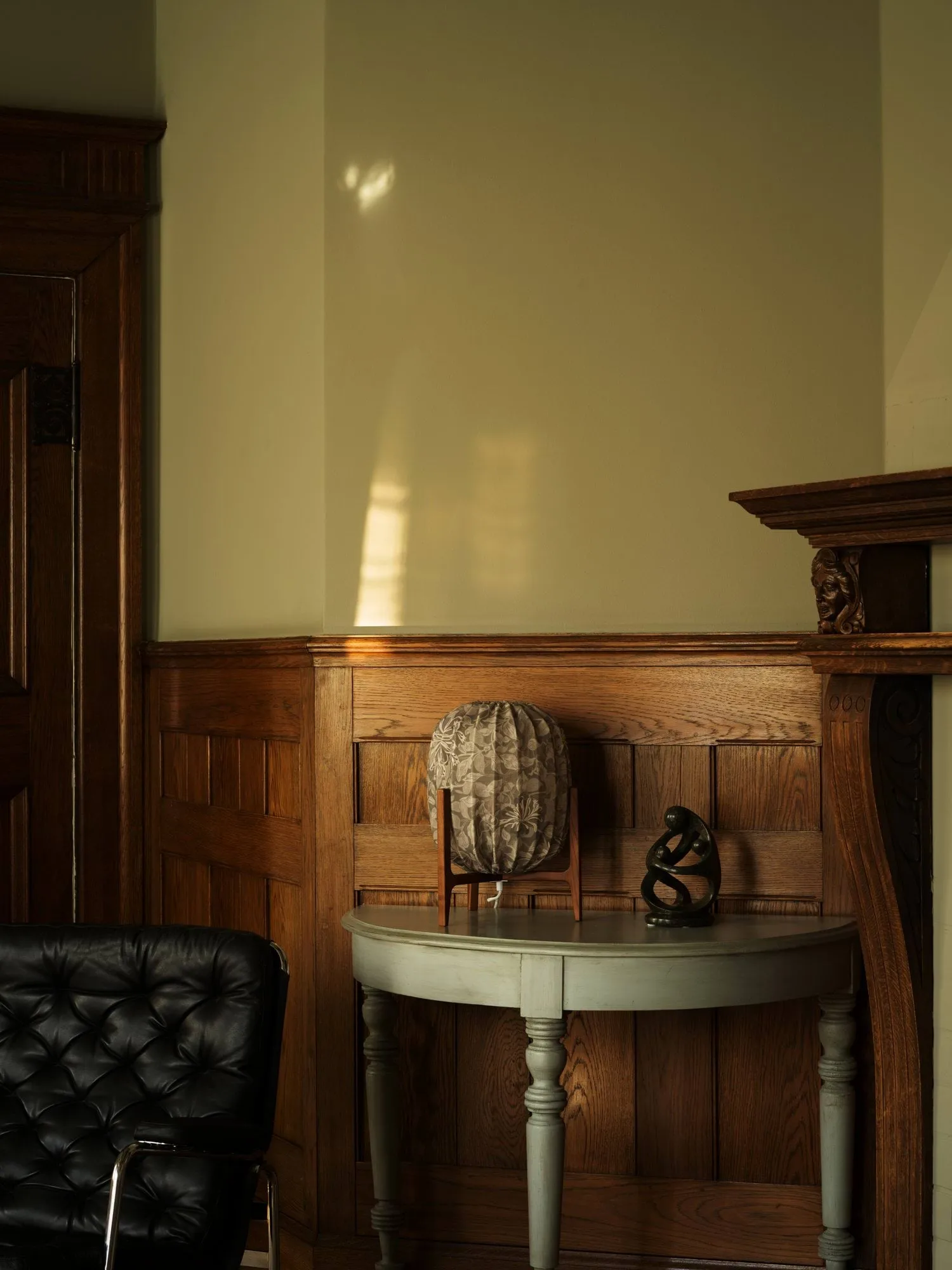 Prisma table lamp, Dark ash-Honeysuckle beige, Ø27x42 cm Watt & Veke