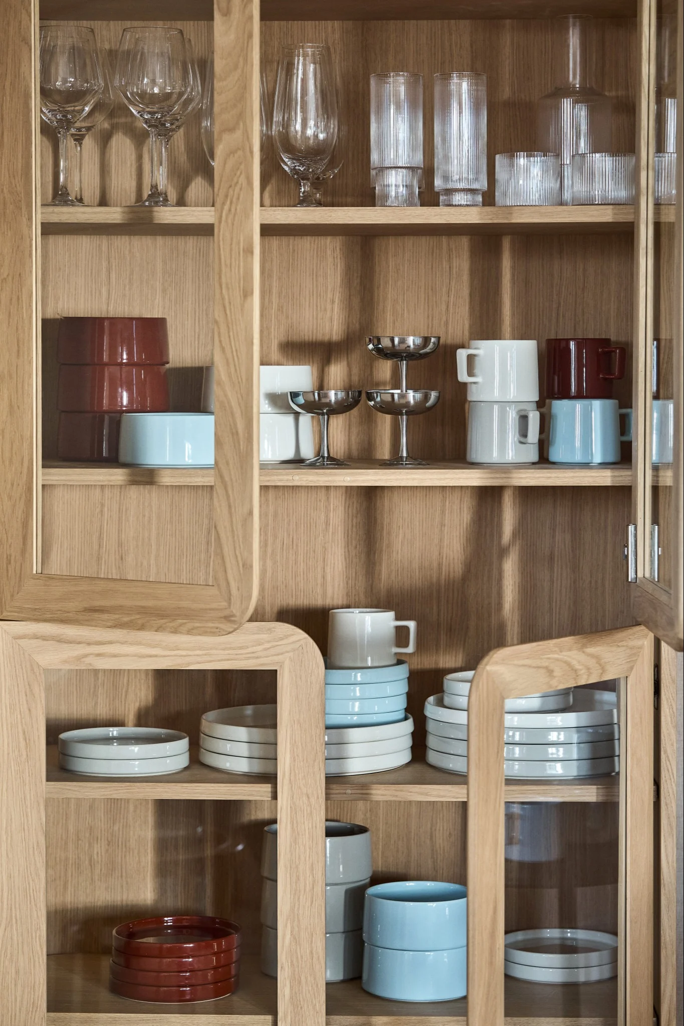A cabinet with colorful porcelain that reflects the 2026 interior design trends.