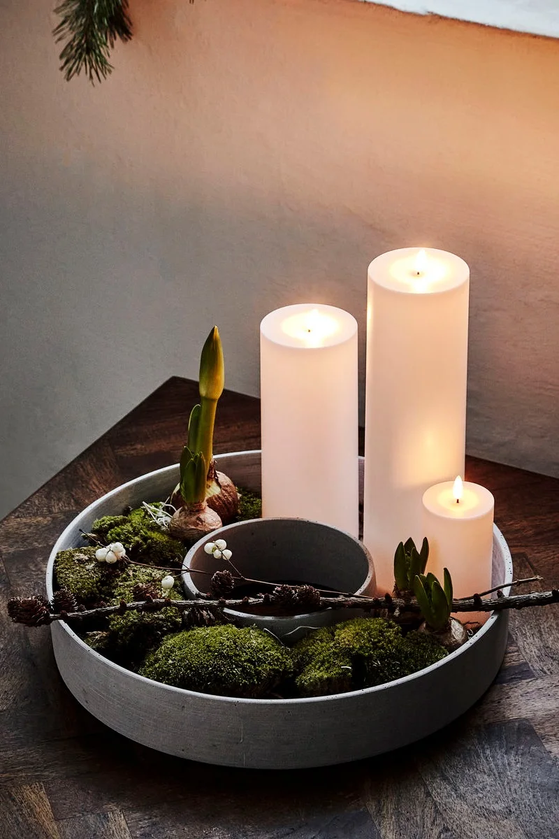 The Ring candle holder in concrete from House Doctor decorated with hyacinths and moss, perfect for Christmas. 